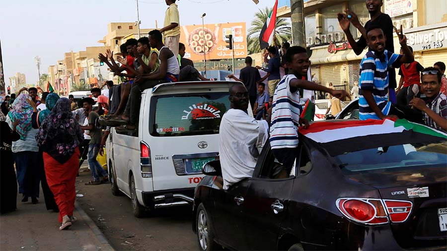 ثوار السودان يبدأون جني ثمار 