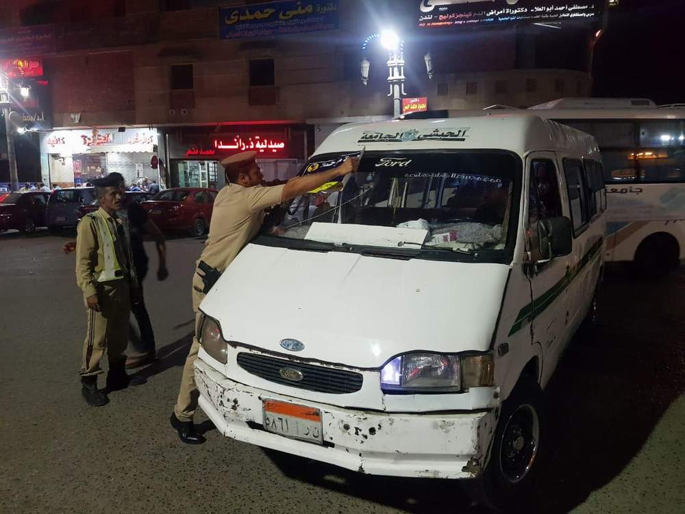 مرور المنيا يعلق ملصقات ولافتات بالتعريفة الجديدة بالمواقف والمحطات

