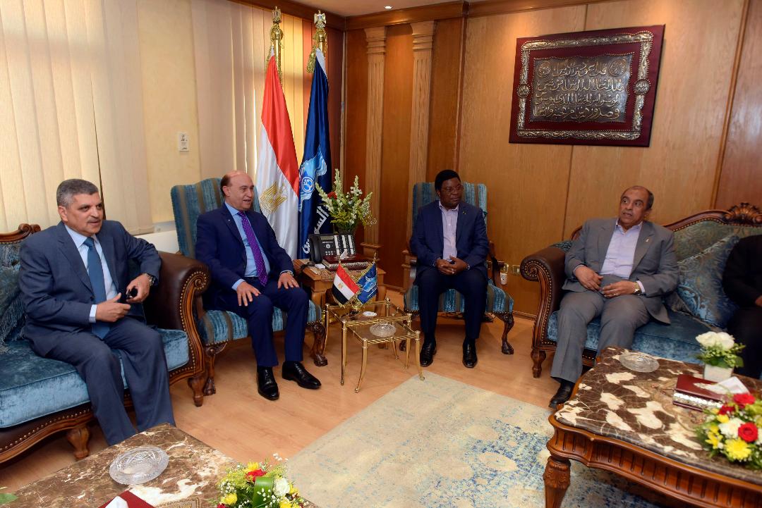 مميش يستعرض الفرص الاستثمارية بمنطقة قناة السويس أمام رئيس وزراء تنزانيا