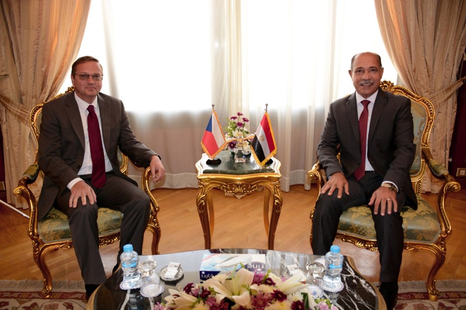وزير الطيران المدني يبحث سفير التشيك تعزيز التعاون في مجالات النقل الجوي
