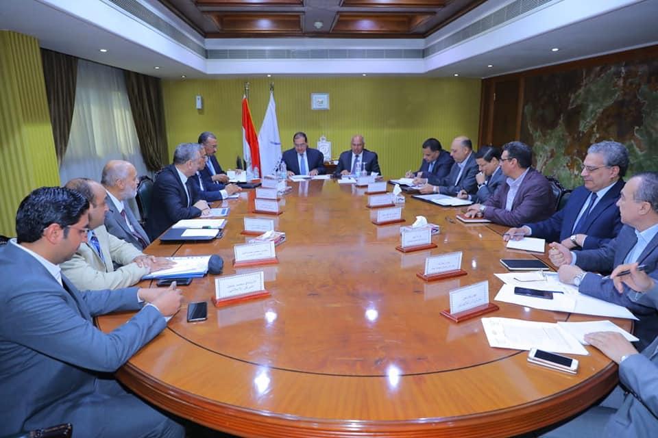 وزيرا النقل والبترول يبحثان إعادة تأهيل ورفع كفاءة خط سكك حديد 