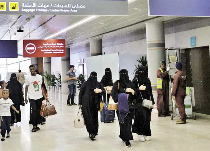 لأول مرة في تاريخها.. السعودية تبدأ تطبيق رفع قيود السفر عن النساء
