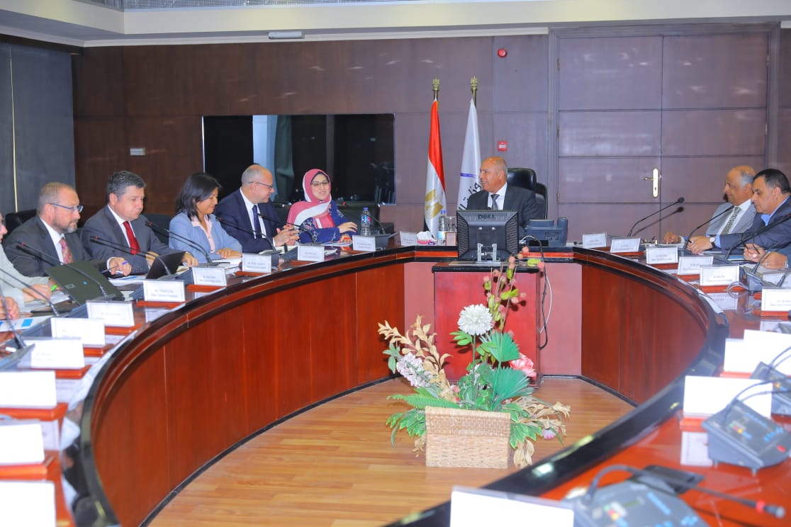 الوزير يتابع مع البنك الدولي موقف المشروعات المشتركة في السكك الحديدية دعم النقل الحضري والموانئ البحرية 