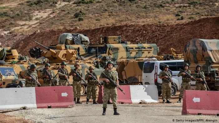 جنود سوريون وجهاً لوجه مع القوات التركية في شمال غرب سوريا