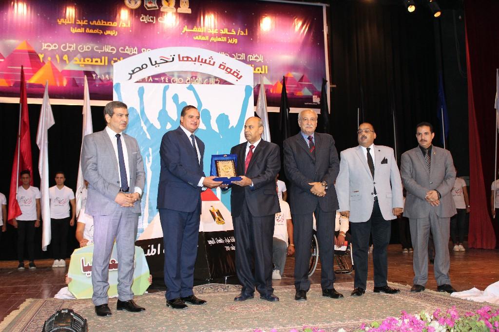 بحضور 
