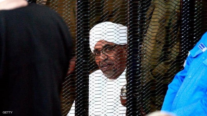 خلال محاكمته اليوم السبت، البشير يواجه تهم الثراء الحرام والتعامل بالنقد الأجنبي