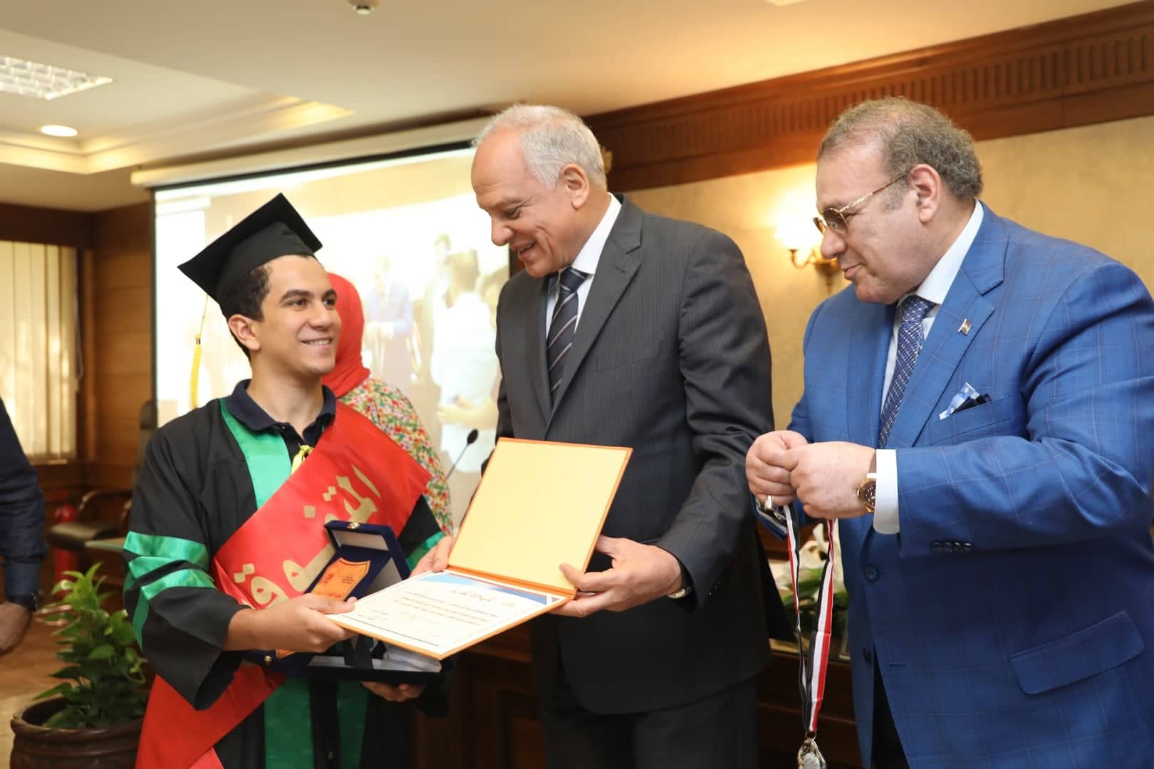 محافظ الجيزة يكرم أوائل الثانوية العامة والدبلومات الفنية
