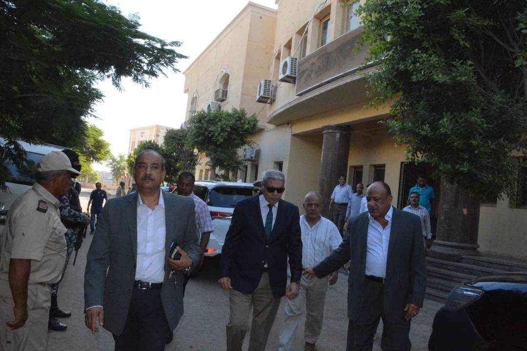 محافظ المنيا يتفقد مبنى مشروع المحاجر ويتابع اجراءات التراخيص

