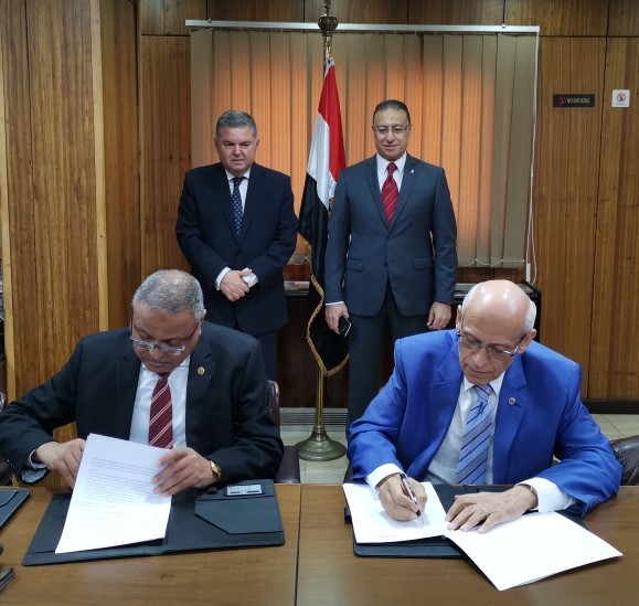 وزير قطاع الأعمال يشهد توقيع مذكرة تفاهم لإنشاء مصنع للأمونيا بالسويس