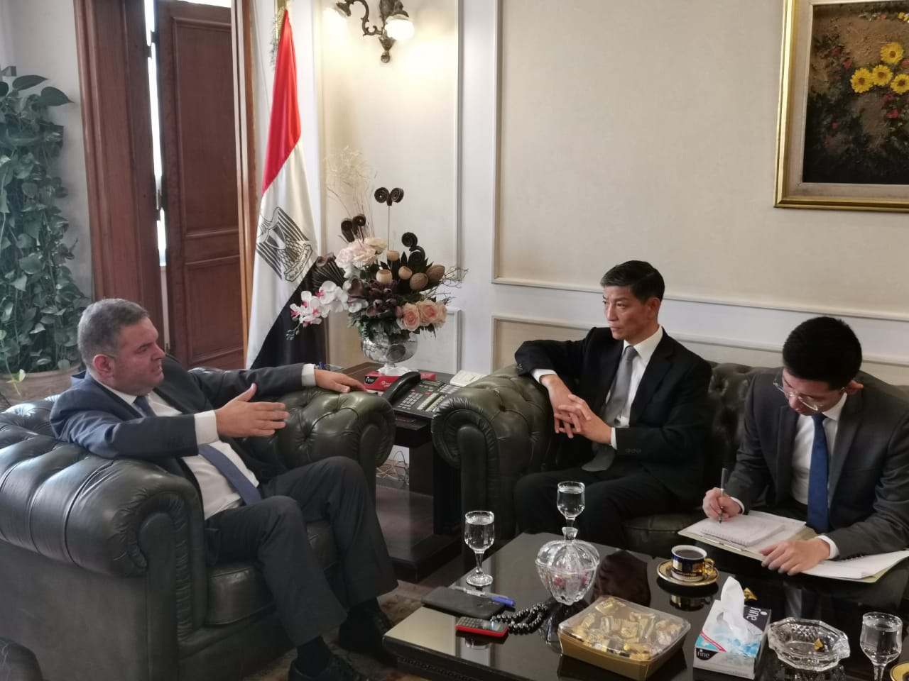 تعاون مصري صيني لإنشاء أول مصنع للسيارات الكهربائية بالقاهرة
