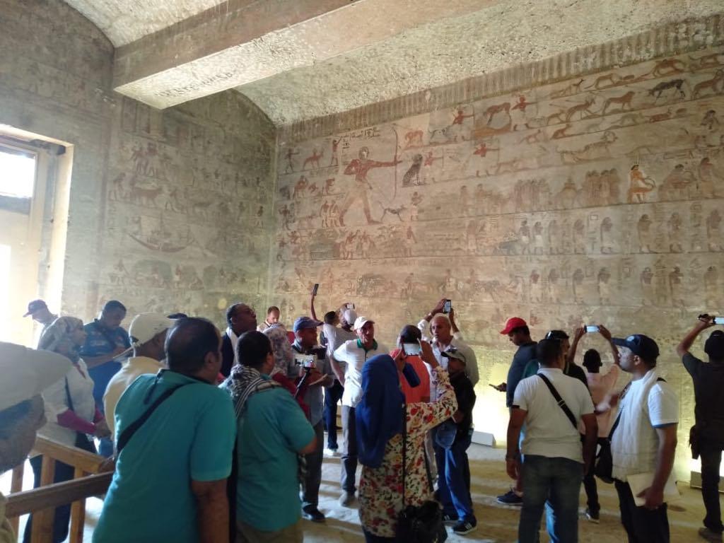وفد من المرشدين وأصحاب الشركات السياحية يزور المناطق الأثرية بالمنيا 

