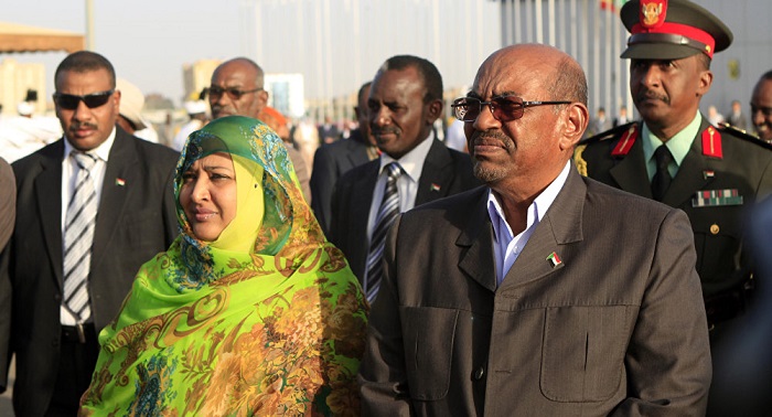 مصادر تكشف عن كيفية تعامل السلطات الأمنية بالسودان مع زوجة البشير