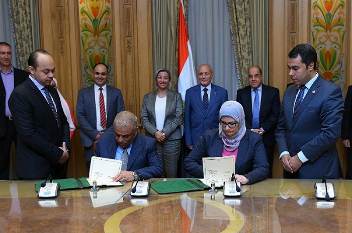 وزير الإنتاج الحربي والبيئة يشهدان توقيع عقد المشروع الاسترشادي لتصميم وإنشاء محطات غاز حيوى