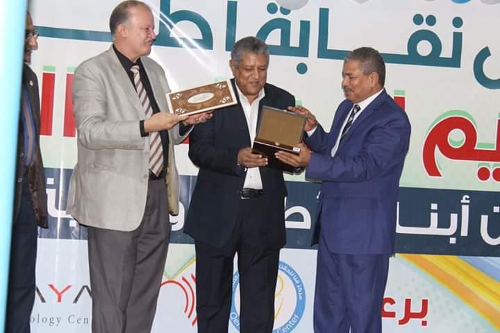 نقابة الأطباء تكرم نائب رئيس جامعة جنوب الوادى للدراسات العليا والبحوث