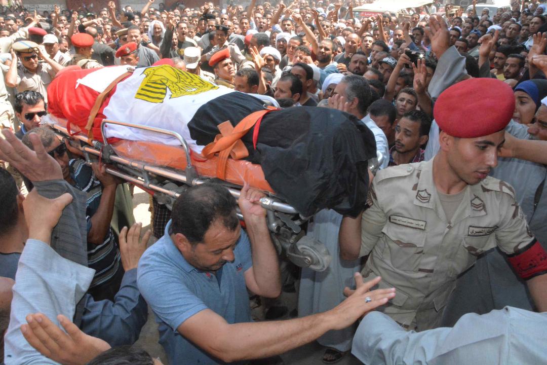 أهالي سمالوط بالمنيا يشيعون جنازة الشهيد المجند مصطفى سيد 

