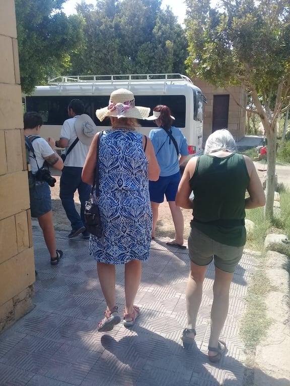 وفد أمريكى يزور المنطقة الاثرية بتل العمارنة بالمنيا

