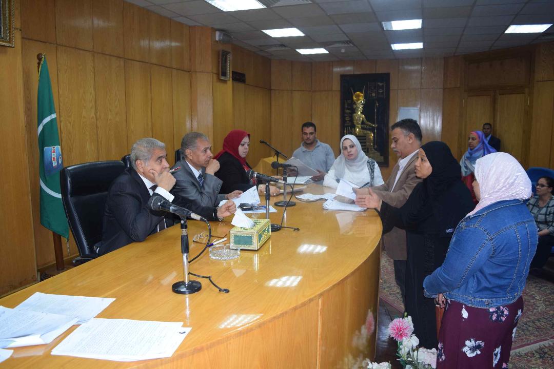 محافظ المنيا يوجه بتخصيص شقة من الأولي بالرعاية لسيدة معيلة

