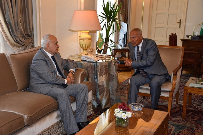 أمين عام الجامعة العربية يبحث مع المبعوث سبل وقف القتال بين الأطراف الليبية