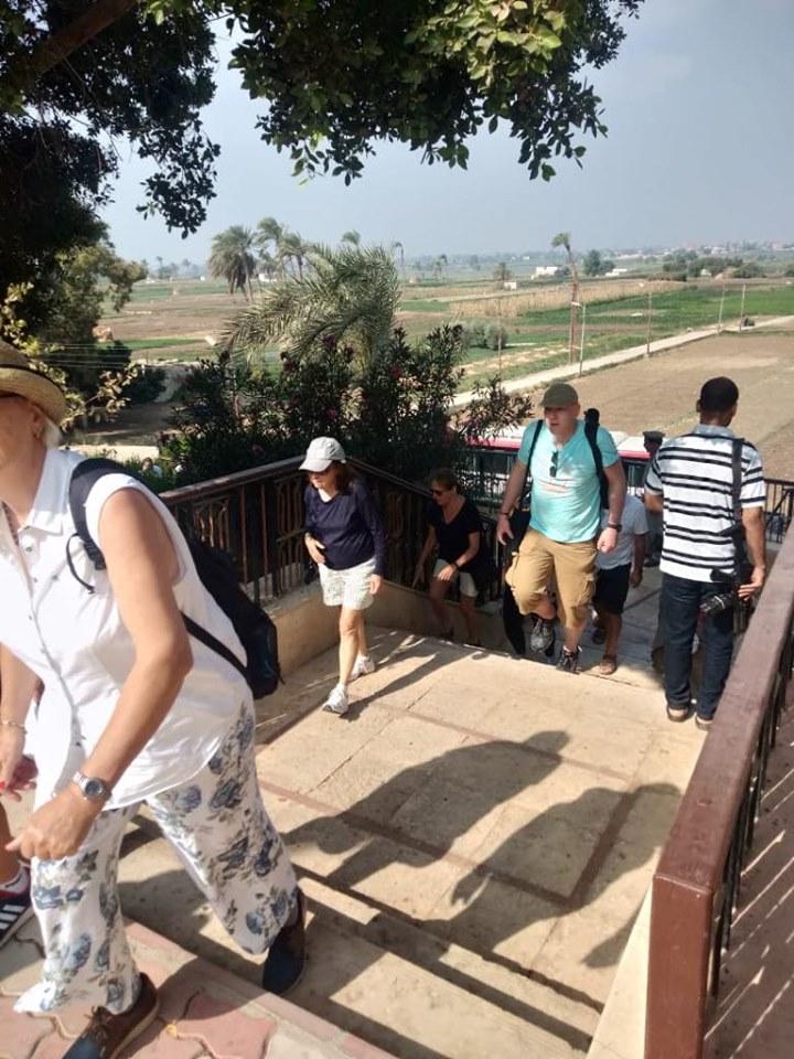 وفد سياحي متعدد الجنسيات يزور المناطق الأثرية بالمنيا

