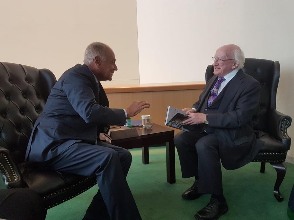 أمين عام جامعة الدول العربية يتبادل الكتب مع رئيس أيرلندا