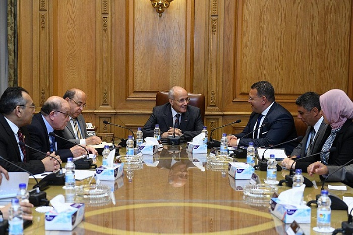 العصار يبحث مع 