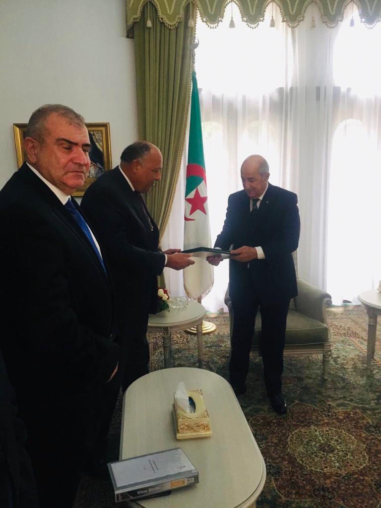 تفاصيل لقاء وزير الخارجية بالرئيس الجزائري 

 