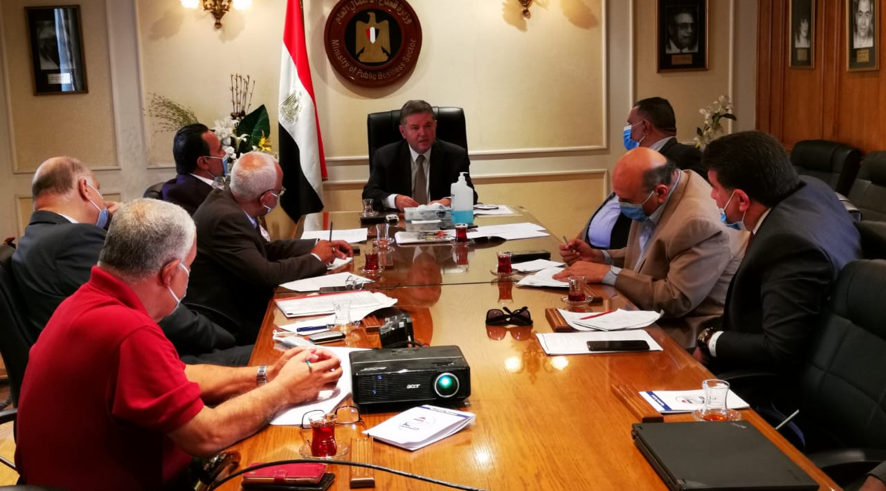 وزير قطاع الأعمال يناقش مع رؤساء النقابات العامة لائحة الموارد البشرية للشركات