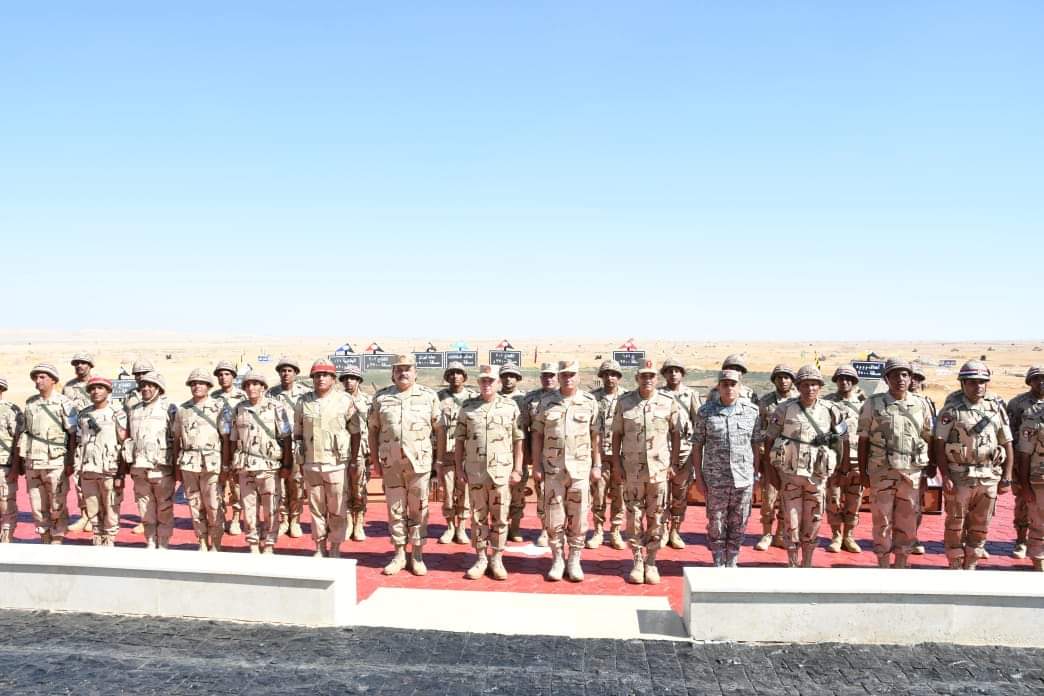 وزير الدفاع يشهد المناورة 