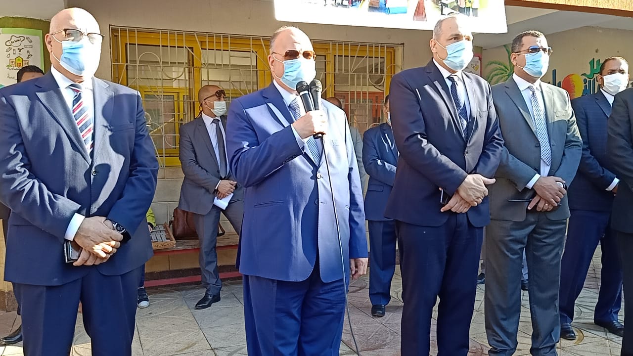 بالصور ..... جولة محافظ القاهرة ووكيل التعليم  فى اليوم الأول من العام الدراسى الجديد
