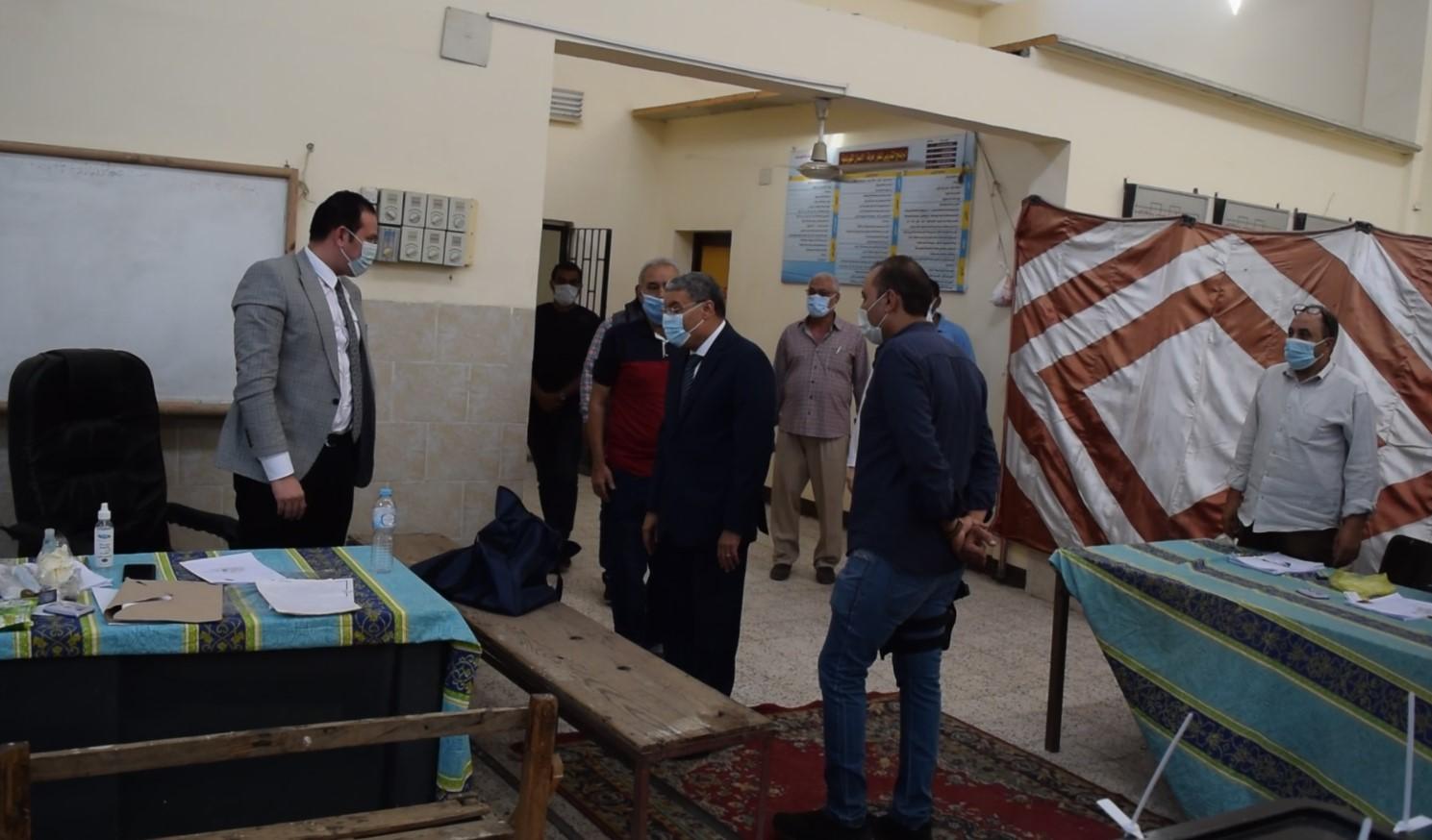 محافظ المنيا يتابع انتظام التصويت بعدد من لجان انتخابات مجلس النواب 