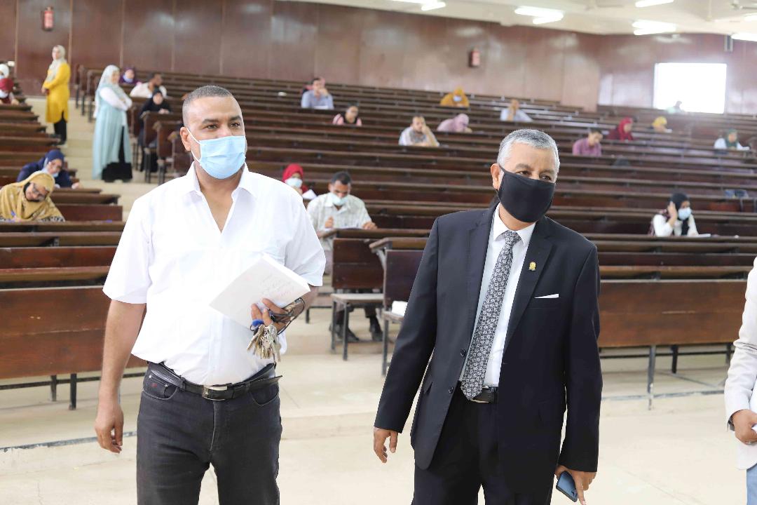 رئيس جامعة جنوب الوادى  يتفقد امتحانات الدور الثانى للدراسات العليا بتربية قنا