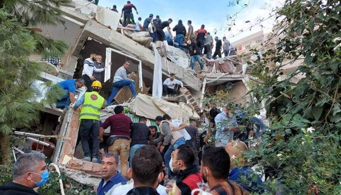 5 فيديوهات تلخص زلزال أزمير.. ارتفاع عدد الضحايا واستمرار البحث عن ناجين