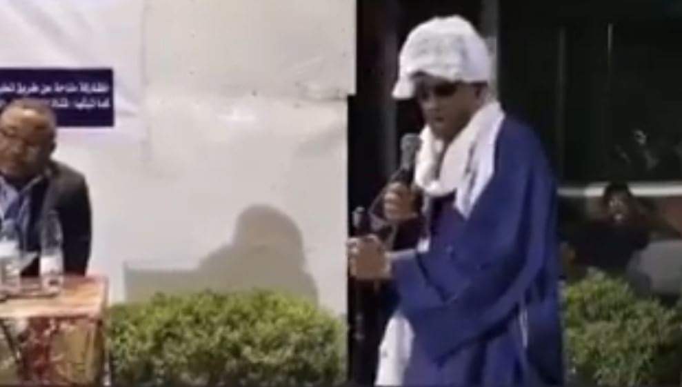 صحفي سوداني يهاجم رئيس الوزراء ووزير الخارجية بسبب التطبيع ويقذف بالمايك في وجههما
