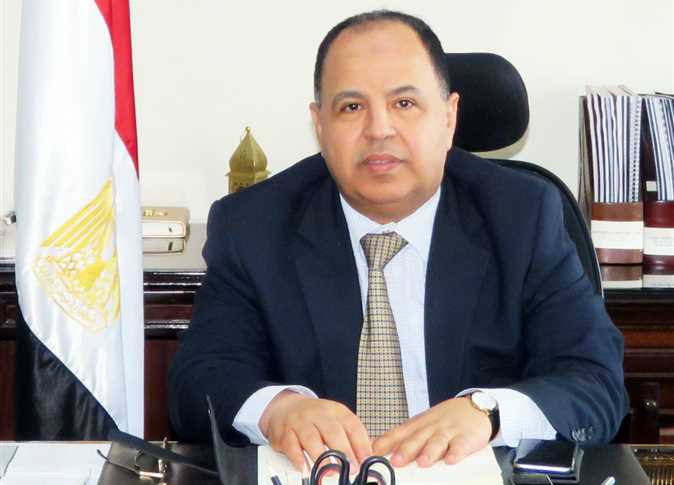 وزير المالية يستعرض 