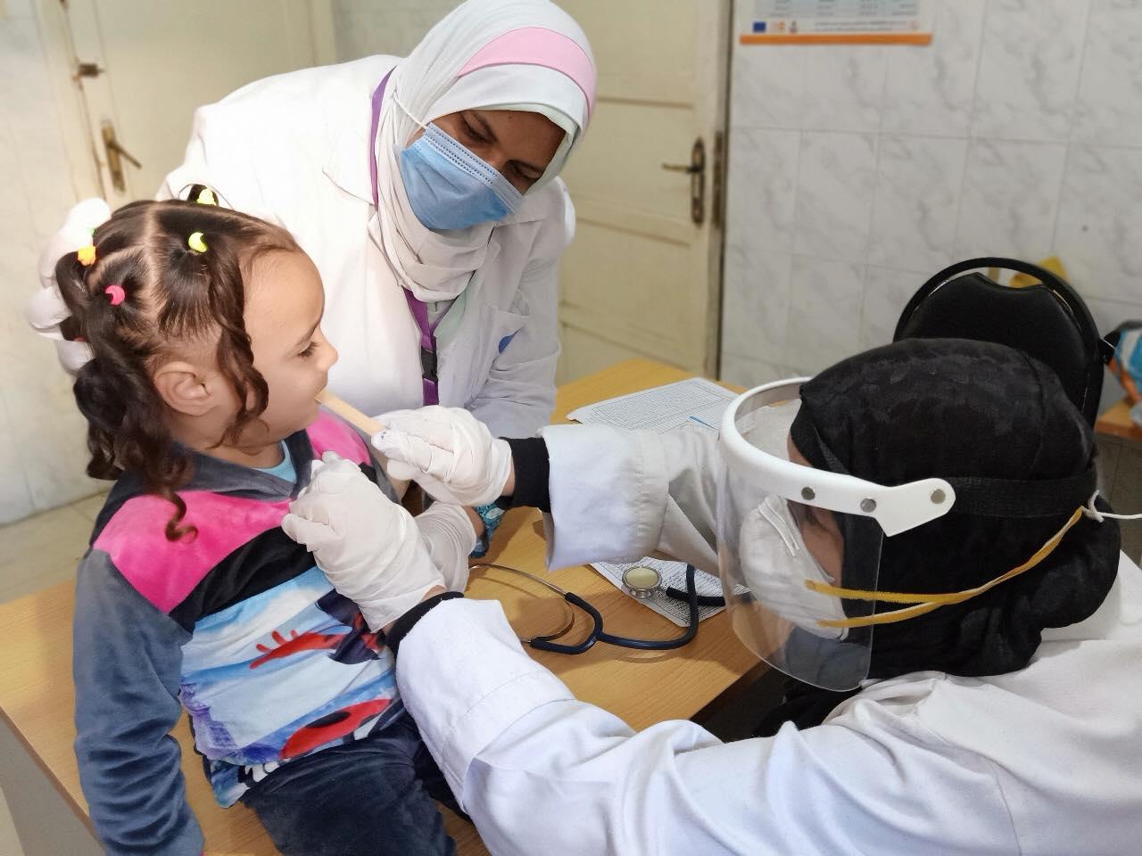 فحص وعلاج 1696 مواطنا ضمن مبادرة حياة كريمة بقرية تندة بالمنيا
