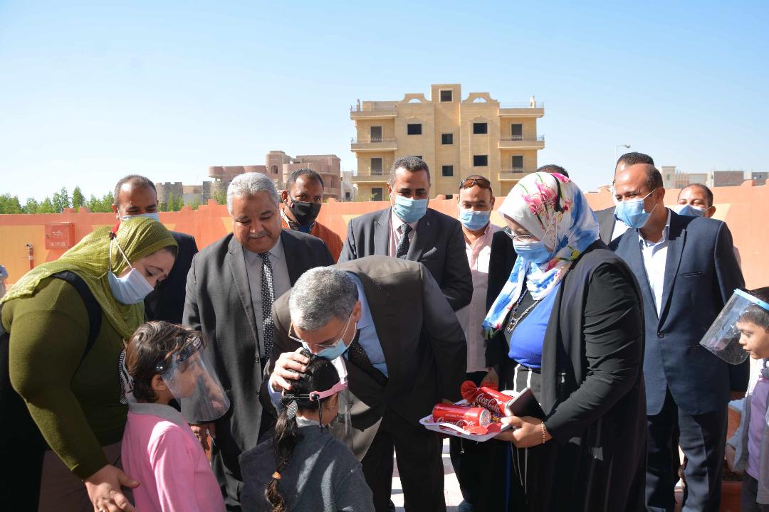 محافظ المنيا يتابع انتظام سير العملية التعليمية بعدد من المدارس
