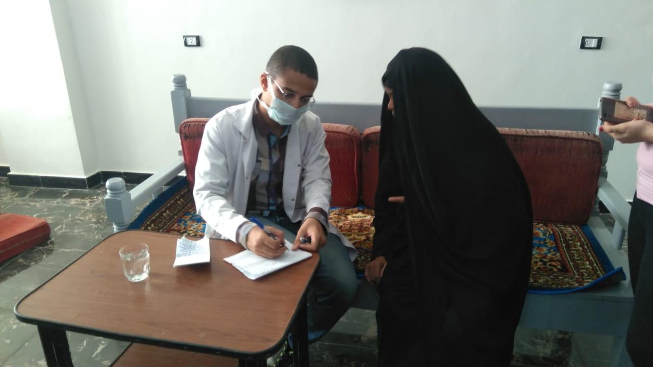 رئيس جامعة جنوب الوادى :
الكشف على 1250 مريض بالمجان بمدينة 