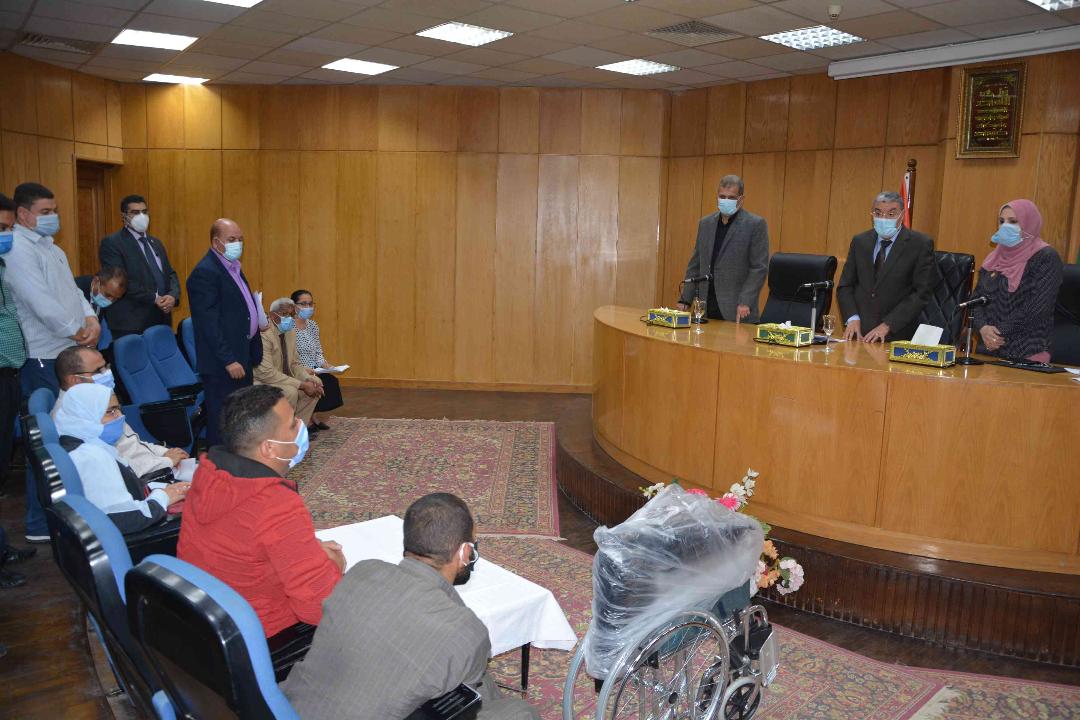 محافظ المنيا يعقد لقاء خدمة المواطنين ويناقش 14 شكوى وطلب