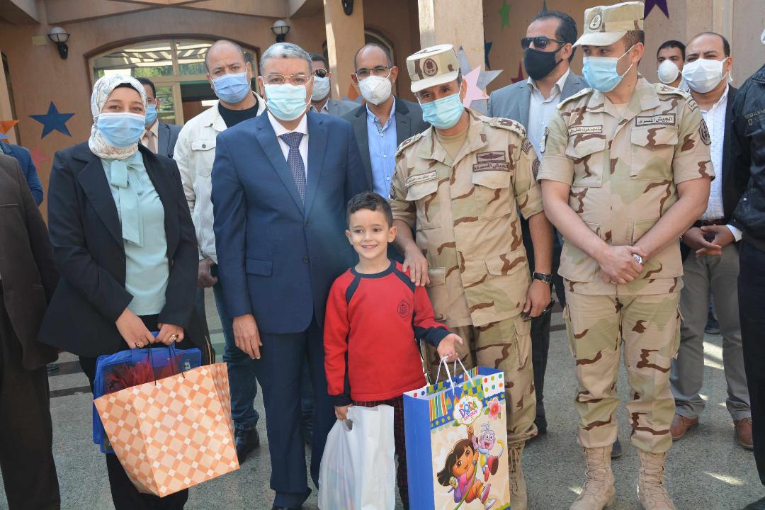 محافظ المنيا يشارك في احتفالية جمعية المحاربين القدماء لتكريم نجل شهيد الوطن هيثم فتحى 