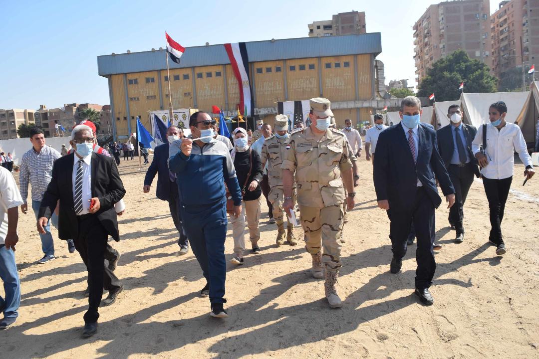 محافظ المنيا، وقائد قوات الدفاع الشعبي والعسكري، يتفقدان طابور اصطفاف المعدات والمركبات