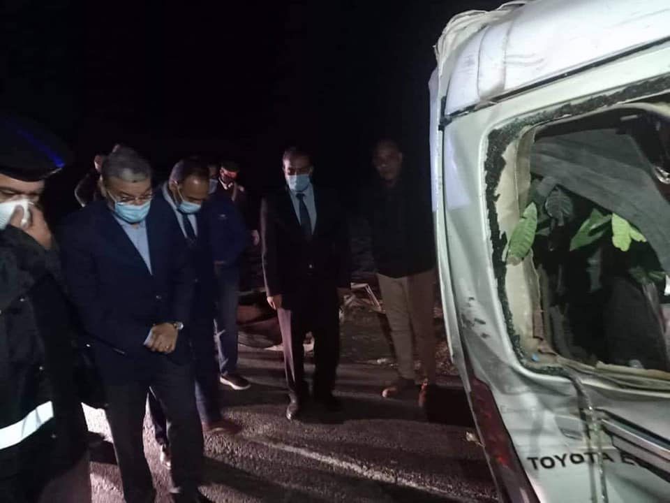 محافظ المنيا يتفقد موقع حادث تصادم سيارتين ويزور المصابين 
