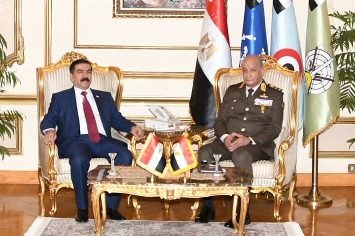 وزير الدفاع يبحث مع نظيره العراقي سبل تعزيز التعاون العسكري وتبادل الخبرات بين البلدين