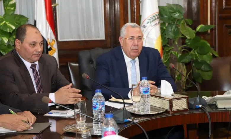 وزير الزراعة يتلقى تقرير انجازات مديرية الزراعة بدمياط حول تطوير الري ومراكز تجميع الألبان