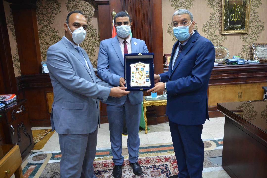 محافظ المنيا يكرم متدربي البرنامج الرئاسي لتأهيل التنفيذيين للقيادة