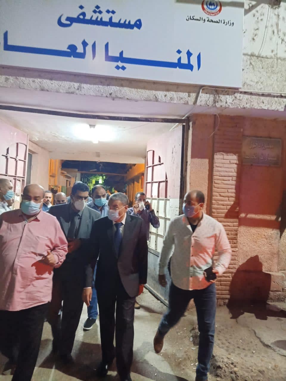 محافظ المنيا يتابع حالة المصابين في حادث تصادم سيارتين بالصحراوي الشرقي