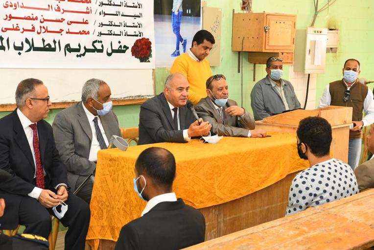 محافظ قنا يشهد دورة حضانة الأعمال التكنولوجية ( رواق) بكلية الهندسة جامعة الازهر

