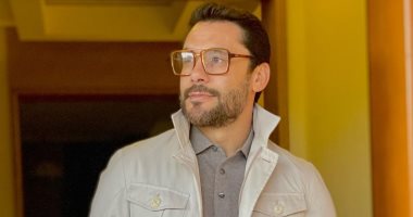 أحمد حسن يهنئ ابنه بعد تخرجه من أكاديمة طيران: ألف مبروك كابتن طيار حسن 
