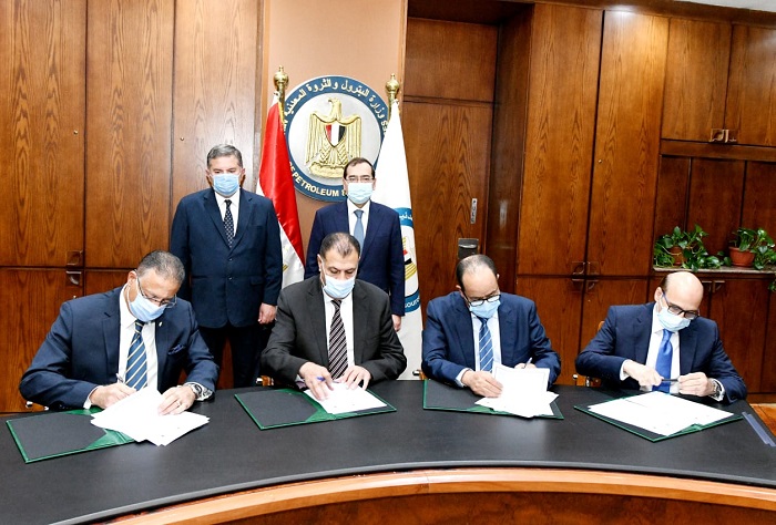 توقيع بروتوكولات لتسوية المديونيات لشركات قطاع الأعمال لصالح البترول والكهرباء