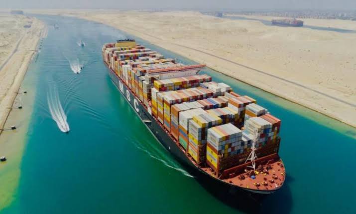 عبور 61 سفينة بحمولات صافية 4.6 مليون طن وإيراد يومي 20 مليون دولار