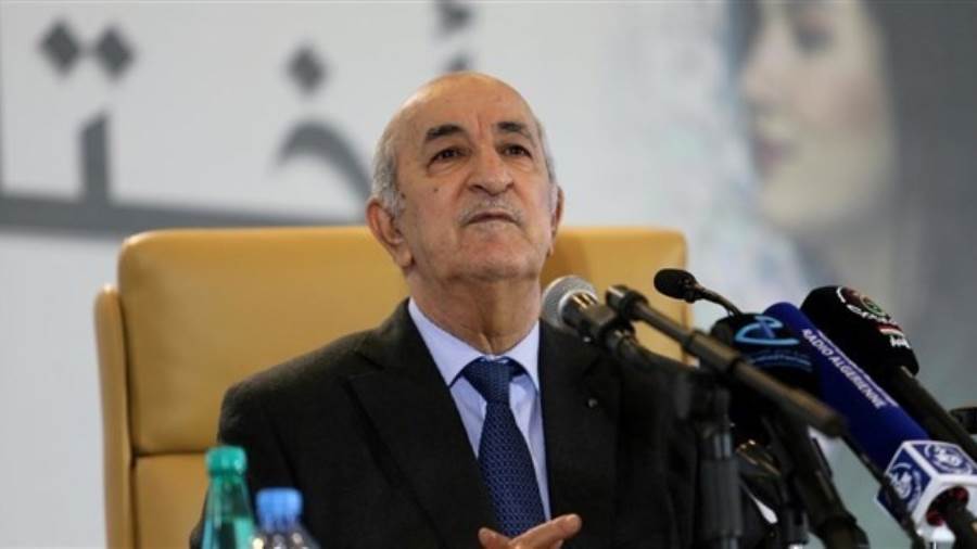 رئيس الجزائر يلغي المواكب الرسمية للمسئولين ويعتبرها عنوانا للتبذير وتعطيل المصالح